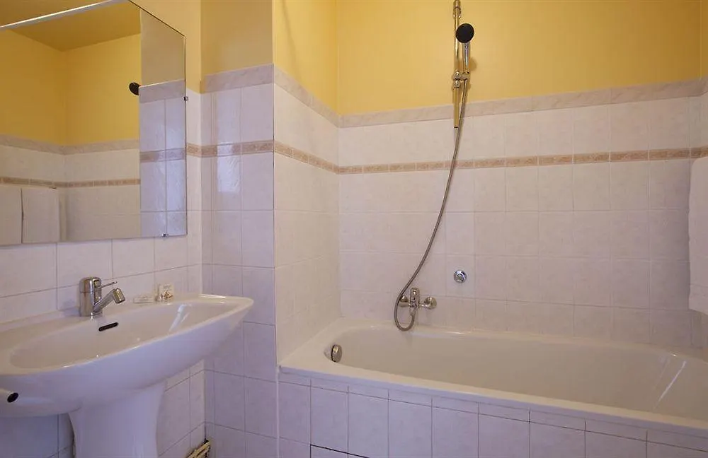 Adonis Cannes - Hôtel Thomas Le Cannet