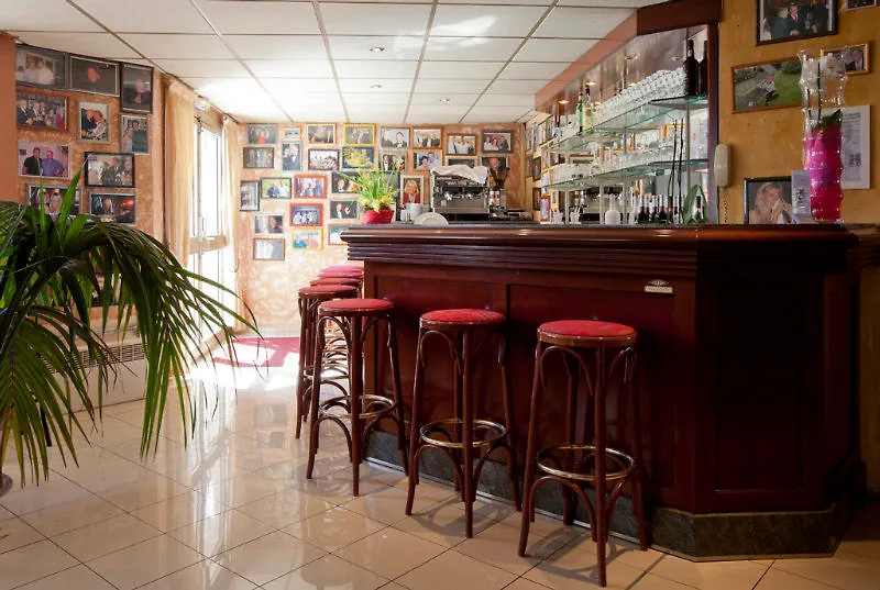 Adonis Cannes - Hôtel Thomas Le Cannet França